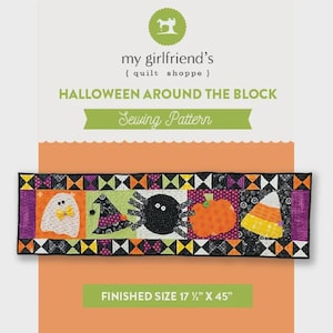 Puede incluir: Un patrón de costura titulado Halloween Around The Block de my girlfriend's quilt shoppe. La imagen muestra un camino de mesa rectangular con aplicaciones de fantasmas, sombreros de bruja, arañas, calabazas y dulces. Tamaño 44,45 cm x 114,3 cm.