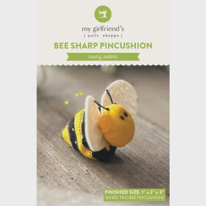 Peut inclure: Un coussin à épingles en forme d'abeille avec des détails jaunes, noirs et blancs. La taille finie est de 2,5 cm x 5 cm x 7,6 cm. L'emballage indique "BEE SHARP PINCUSHION sewing pattern".