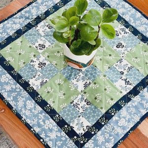 Modello per trapunta da tavolo, cartamodello PDF per principianti, semplice progetto con ritagli di tessuto (4 patch fat quarter), download digitale 23x23