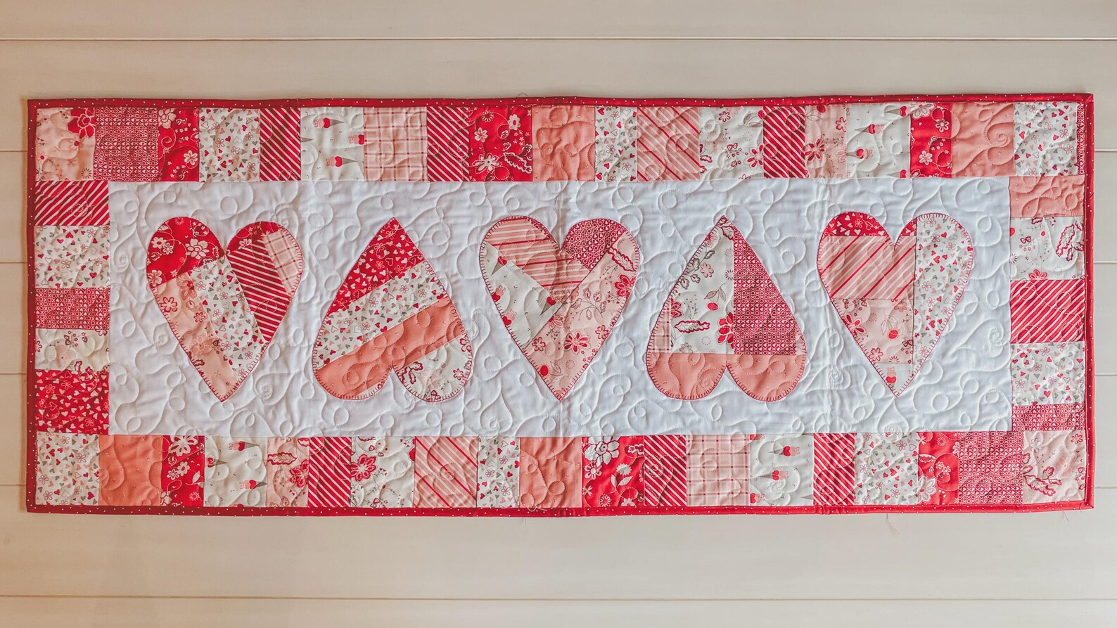 Heritage Hearts Quilted Table Runner NCU0LDH318