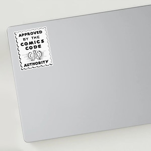 Puede incluir: Una pegatina blanca con texto negro y borde negro, que dice "APPROVED BY THE COMICS CODE AUTHORITY". La pegatina presenta un diseño de borde dentado y un logotipo "CA" estilizado.