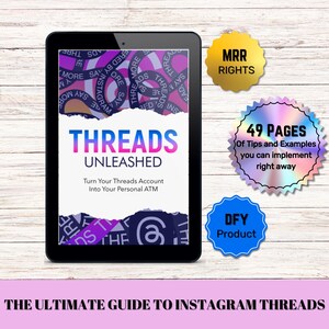 以下が含まれることがあります： ピンクとブルーのグラデーションの背景を持つデジタル製品の表紙。表紙には「Threads Unleashed」と「Turn Your Threads Account Into Your Personal ATM」のテキストが書かれています。表紙には、「MRR Rights」、「DFY Product」、「49 Pages of Tips and Examples you can implement right away」の3つのバッジも含まれています。