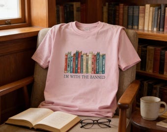Comfort Colors® T-Shirt für Bücherliebhaber, „Ich bin bei den Verbotenen“-T-Shirt, „Verbotene Bücher lesen“-T-Shirt, Geschenk für Bibliothekare, Leseratten-Shirt, „Verbotene Bücher“-T-Shirt