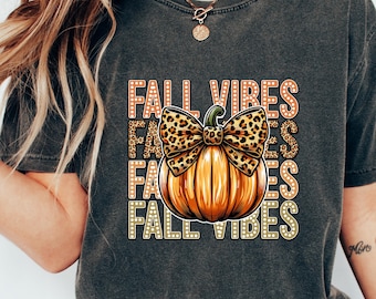 Leoparden-Kürbis-T-Shirt, kuscheliges Herbst-Shirt, Herbststimmung mit Schleife, schickes und verspieltes Saison-Outfit, Kürbis-Look, festlicher Stil, Thanksgiving