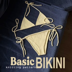 Op de afbeelding: Een lichtgeel gebreide bikiniset met striksluitingen, weergegeven op een donkerblauwe ondergrond. De bikinitop is driehoekig en de broekjes hebben een klassieke snit. De tekst "Basic BIKINI knitting pattern" is zichtbaar.