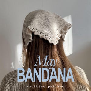 Könnte beinhalten: Nahaufnahme einer Person, die ein beigefarbenes gestricktes Bandana mit einer gehäkelten Kante trägt. Das Bandana ist um den Kopf der Person gebunden und der Text "May Bandana knitting pattern" ist darunter sichtbar.
