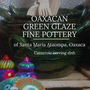 Peut inclure: Un plat à gratin en céramique vert glacé avec le texte "OAXACAN GREEN GLAZE FINE POTTERY of Santa María Atzompa, Oaxaca Casserole serving dish" et le texte "Mexican Artcrafts From Baja With Love".