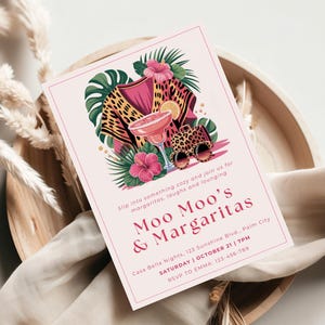 K&ouml;nnte beinhalten: Rosafarbene Einladungskarte mit dem Text "Moo Moo's & Margaritas" und Veranstaltungsdetails. Das Design umfasst eine Margarita, Sonnenbrillen mit Leopardenmuster und tropische Blumen. Die Karte liegt auf einem Holztablett.