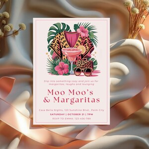 K&ouml;nnte beinhalten: Rosa Einladung mit tropischem Thema, mit einer Margarita, Sonnenbrille mit Leopardenmuster und einem Oberteil mit Leopardenmuster. Der Text lautet "Moo Moo's & Margaritas" und enth&auml;lt Veranstaltungsdetails. Der Hintergrund ist ein Satin-Stoff mit Trockenblumen.