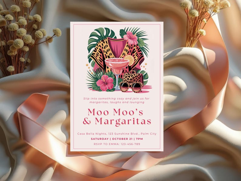 K&ouml;nnte beinhalten: Rosa Einladung mit tropischem Thema, mit einer Margarita, Sonnenbrille mit Leopardenmuster und einem Oberteil mit Leopardenmuster. Der Text lautet "Moo Moo's & Margaritas" und enth&auml;lt Veranstaltungsdetails. Der Hintergrund ist ein Satin-Stoff mit Trockenblumen.