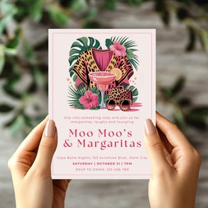K&ouml;nnte beinhalten: Eine rosa Einladungskarte mit dem Text "Moo Moo's & Margaritas". Die Karte zeigt Illustrationen einer Margarita, Sonnenbrille und tropischen Blumen. Die Einladung enth&auml;lt Datum, Uhrzeit und Ort.