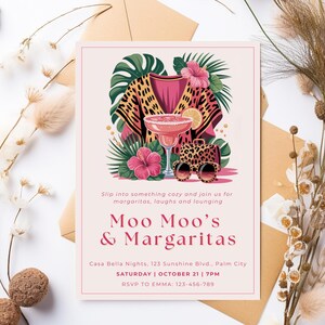 K&ouml;nnte beinhalten: Eine rosa Einladungskarte mit dem Text "Moo Moo's & Margaritas" und Veranstaltungsdetails. Das Design umfasst eine Margarita, Sonnenbrille und ein Kleidungsst&uuml;ck mit Leopardenmuster. Florale und botanische Elemente umgeben die zentrale Illustration.