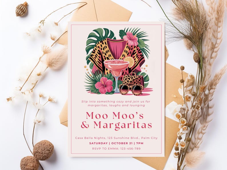 K&ouml;nnte beinhalten: Eine rosa Einladungskarte mit dem Text "Moo Moo's & Margaritas" und Veranstaltungsdetails. Das Design umfasst eine Margarita, Sonnenbrille und ein Kleidungsst&uuml;ck mit Leopardenmuster. Florale und botanische Elemente umgeben die zentrale Illustration.