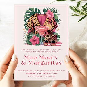 K&ouml;nnte beinhalten: Rosa Einladung mit tropischem Thema. Das Design umfasst eine Margarita, Sonnenbrille und ein Oberteil mit Leopardenmuster. Der Text lautet "Moo Moo's & Margaritas" und Veranstaltungsdetails.