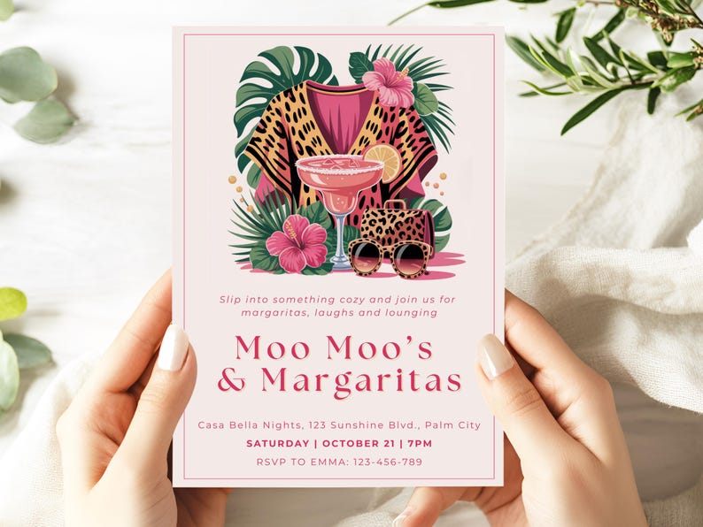 K&ouml;nnte beinhalten: Rosa Einladung mit tropischem Thema. Das Design umfasst eine Margarita, Sonnenbrille und ein Oberteil mit Leopardenmuster. Der Text lautet "Moo Moo's & Margaritas" und Veranstaltungsdetails.