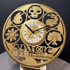 Reloj de vinilo dorado de Magic The Gathering, regalo de cumpleaños para niños, decoración de juegos de cartas de fantasía, arte mural de MTG, regalo para amantes de los naipes.
