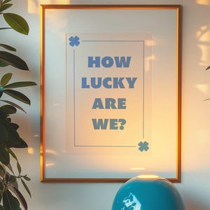 BLUE LUCKY PRINT - How Lucky Are We?, Lucky You, Hellblaues Dekor, Minimal Klee Wand Kunst, Trendy Preppy College Teen Wohnheim Digitaldruck