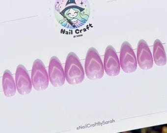 Uñas postizas con forma de ojo de gato, diseño de corazón lila. Forma y tamaño personalizados.