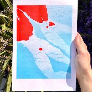 Peut inclure: Une impression d'art rectangulaire présentant une composition abstraite audacieuse. Le design affiche des formes organiques rouge vif sur un fond bleu clair texturé, créant un contraste entre des blocs de couleur unis et des motifs fluides.