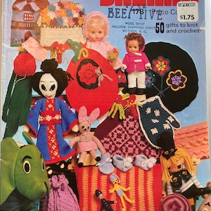 Könnte beinhalten: Ein Vintage-Cover von Patons Bazaar mit verschiedenen gestrickten und gehäkelten Artikeln. Das Cover zeigt Puppen, Taschen, Hüte und andere Handarbeiten in leuchtenden Farben. Der Text enthält "Patons Bazaar", "50 Geschenke zum Stricken und Häkeln" und ein Preisschild.