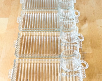 Set da snack vintage in vetro scanalato MCM – Vassoi e tazze con bordo bombato