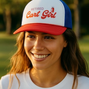 Czapka typu snapback z daszkiem dla emerytowanej dziewczyny z wózka, zabawna piankowa czapka trucker dla kobiet | Czapka estetyczna dla dziewczyny z golfem | Sassy Golf Wife, dziewczyna z golfem