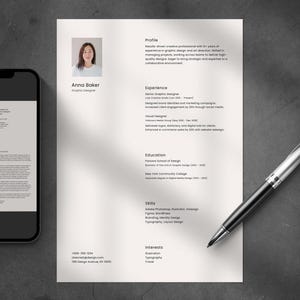 Op de afbeelding: Een cv voor Anna Baker, een grafisch ontwerper. Het cv bevat haar profiel, haar ervaring, haar opleiding, haar vaardigheden en haar interesses. Het cv is afgedrukt op wit papier en is opgemaakt in een eenvoudig, modern ontwerp.