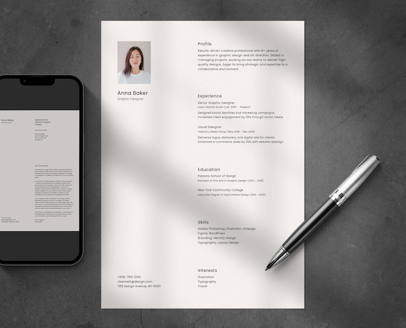 Op de afbeelding: Een cv voor Anna Baker, een grafisch ontwerper. Het cv bevat haar profiel, haar ervaring, haar opleiding, haar vaardigheden en haar interesses. Het cv is afgedrukt op wit papier en is opgemaakt in een eenvoudig, modern ontwerp.
