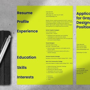 Könnte beinhalten: Ein gelber Lebenslauf und eine Bewerbung für eine Position als Grafikdesigner mit blauer Überschrift und schwarzem Text. Der Lebenslauf umfasst Erfahrung, Ausbildung, Fähigkeiten und Interessen. Die Bewerbung enthält Kontaktinformationen und die Kontaktinformationen des Ansprechpartners.