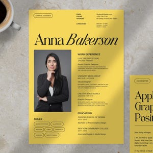 Könnte beinhalten: Ein gelber Lebenslauf mit dem Namen "Anna Bakerson" in großer, eleganter Schrift. Der Lebenslauf enthält ein Foto, Berufserfahrung, Fähigkeiten und Ausbildung. Ein Anschreiben ist ebenfalls sichtbar. Eine Kaffeetasse befindet sich oben links.