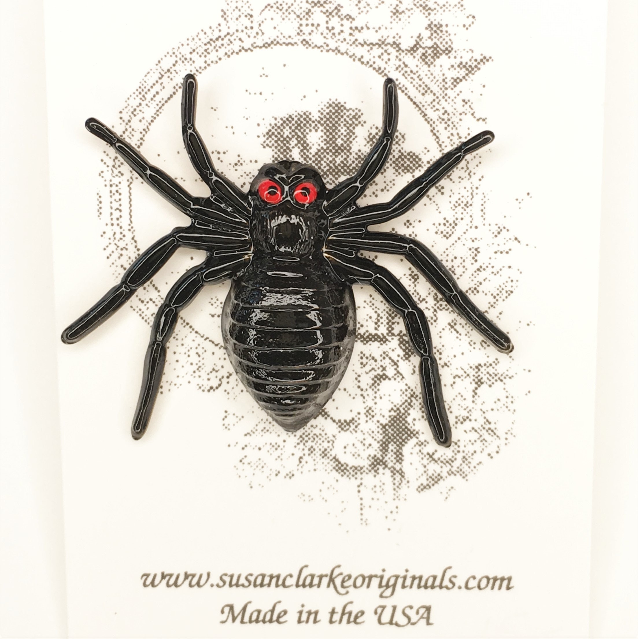 Photo de stock Une araignée fouettée avec deux pinces 1852346662