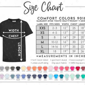 Puede incluir: Una camiseta negra Comfort Colors para j&oacute;venes, de peso pesado, con una tabla de tallas. La tabla enumera las medidas en pulgadas para las tallas XXS a XL, incluyendo ancho, pecho y largo. La camiseta tiene una etiqueta de cuello de sarga.