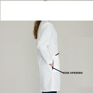 Bata de sarga unisex de manga larga con botones de plástico, 3 bolsillos, color liso (48% algodón, 52% poliéster) en largos de 36, 38, 40 y 42 pulgadas. imagen 6