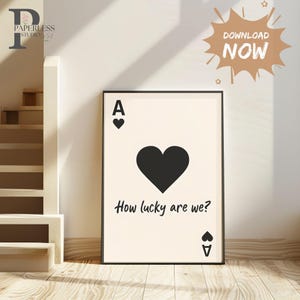 Qué afortunados somos / Póster de as de corazones / Póster para dormitorio / Arte mural para pasillo / Impresión para sala de estar / Regalo para casa nueva / Aniversario en papel