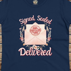 Camiseta con sobre de primera clase firmado y sellado // Bonita camiseta de trabajador postal, agradecimiento a la oficina de correos, regalo para cartero rural de USPS