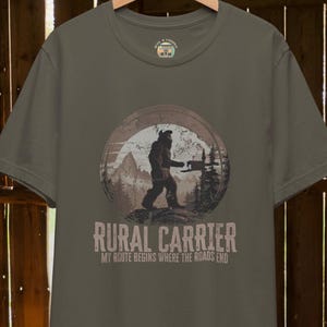 Camiseta de Cartero Rural Pie Grande // Camiseta de USPS, Trabajador Postal Rural, Camiseta de Cartero Pie Grande Desconectado, Ropa Rústica de Correos