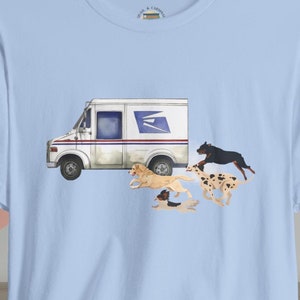 Honden jagen op postvrachtwagen - T-shirt//leuk T-shirt postbezorger, USPS-humor, hondenliefhebber, cadeau postbode