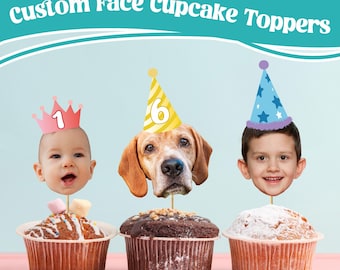 Könnte beinhalten: Individuelle Cupcake-Topper mit Gesichtern eines Babys, eines Hundes und eines Kindes, die jeweils einen Partyhut oder eine Krone tragen. Die Cupcakes sind mit Zuckerguss und Toppings verziert. Der Text oben lautet "Custom Face Cupcake Toppers."