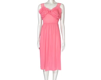 Vintage jaren 60 Barbie roze midi onderjurk nachtjapon. Smalle taille: 26 inch. Coquette met kanten ruches