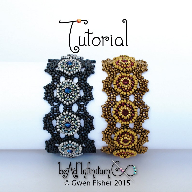 K&ouml;nnte beinhalten: Zwei Perlenarmb&auml;nder, eines schwarz mit silbernen und blauen Perlen, das andere goldfarben mit roten Perlen. Die Armb&auml;nder sind mit einem kreisf&ouml;rmigen Muster gearbeitet und auf einem wei&szlig;en Hintergrund abgebildet. Der Text "Tutorial" befindet sich &uuml;ber den Armb&auml;ndern und der Text "bead infinitum" unter den Armb&auml;ndern.