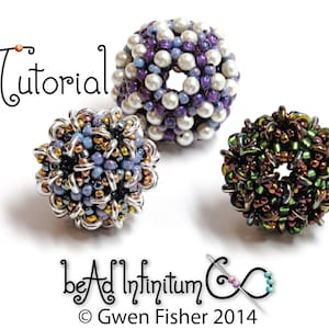 Puede incluir: Tres esferas de cuentas, cada una con un esquema de color y un patrón diferentes. Las esferas están hechas con cuentas pequeñas en tonos de morado, blanco, verde, marrón y plateado. Las esferas tienen un agujero en el centro, lo que sugiere que están destinadas a ser utilizadas como cuentas o abalorios. La imagen incluye el texto "Tutorial" y "bead infinitum".