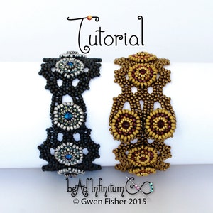 K&ouml;nnte beinhalten: Zwei Perlenarmb&auml;nder, eines schwarz mit silbernen und blauen Perlen, das andere goldfarben mit roten und braunen Perlen. Die Armb&auml;nder liegen auf einer wei&szlig;en Oberfl&auml;che mit dem Text "Tutorial" dar&uuml;ber und "beadAdInfinitum & &copy; Gwen Fisher 2015" darunter.