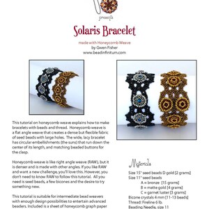 K&ouml;nnte beinhalten: Eine Anleitung zum Herstellen eines Solaris-Armbands mit der Perlen-Honigwaben-Technik. Die Anleitung enth&auml;lt eine Liste der ben&ouml;tigten Materialien, darunter Perlen, Bicone-Kristalle und Faden. Das Armband hat ein filigranes Design mit runden Verzierungen.