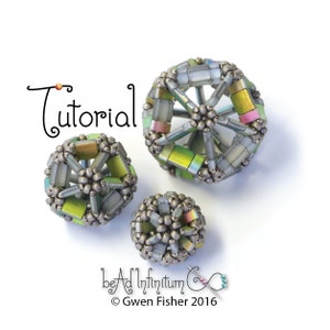 Op de afbeelding: Drie kralenbollen in verschillende maten, in een groen, grijs en zilver kleurenschema. De bollen zijn gemaakt met kralen en hebben een geometrisch ontwerp. De afbeelding bevat de tekst "Tutorial" en "beAd infinitum © Gwen Fisher 2016".