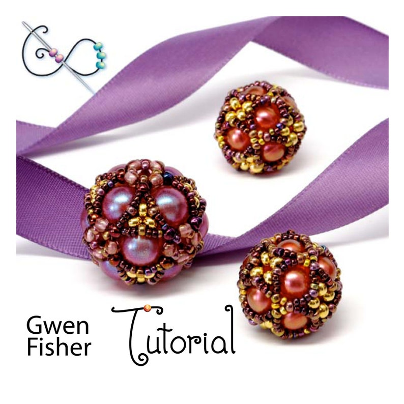 Peut inclure: Trois sph&egrave;res perl&eacute;es, aux tons de rose, d'or et de marron, reposent sur un fond blanc avec un ruban violet. Les sph&egrave;res sont finement perl&eacute;es. Le texte "Gwen Fisher Tutorial" est visible.