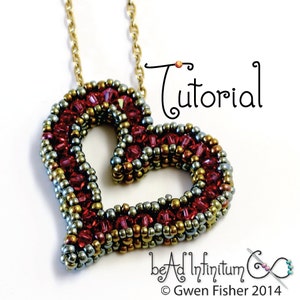 Könnte beinhalten: Eine Halskette mit einem herzförmigen Anhänger aus Perlen in Rot-, Gold- und Silbertönen. Der Anhänger ist herzförmig mit einer kleinen Öffnung oben. Die Halskette besteht aus einer goldenen Kette. Das Bild enthält den Text "Tutorial" und "bead Ad Infinitum" mit einem Copyright-Symbol und "Gwen Fisher 2014".