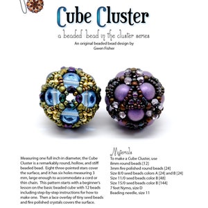 Peut inclure: Deux cubes de perles, un vert et or, l'autre violet et argent. Le texte indique "Cube Cluster" et "a beaded bead in the cluster series". Les perles mesurent environ 2.5 cm de diam&egrave;tre.