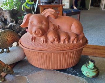 Vintage Terra Cotta Casserole Dish - Gourmet Topf - Mama Pig with Suckling Piglets - 1981