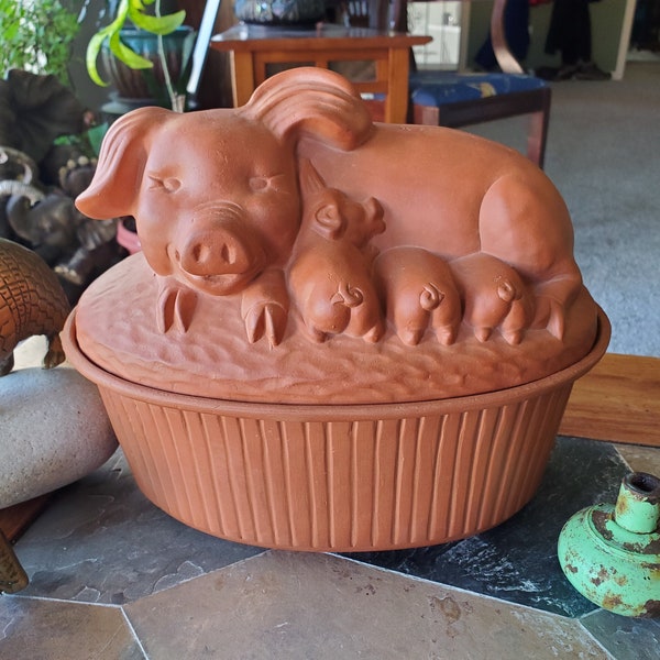 Vintage Terra Cotta Casserole Dish - Gourmet Topf - Mama Pig with Suckling Piglets - 1981