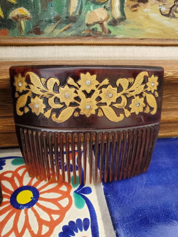 Vintage Hair Comb With 22kt Gold Floral Design  display picture 1